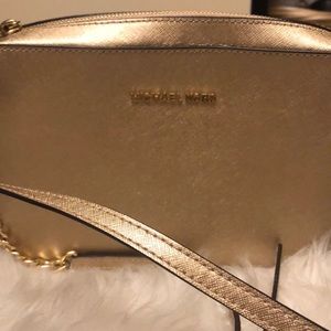 Adjustable cross body purse